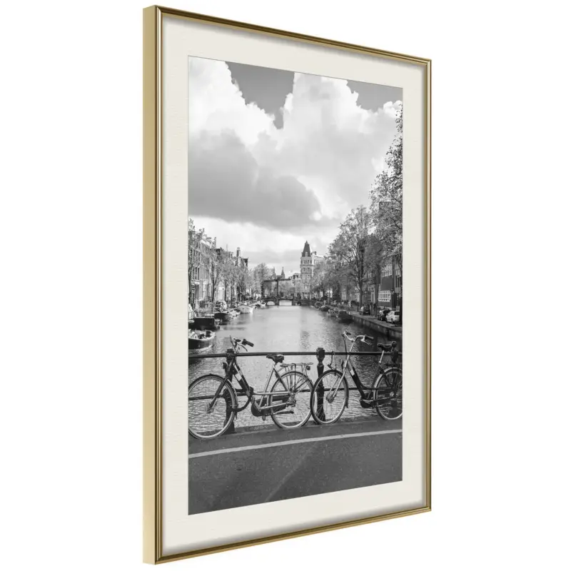 Vente Flash Poster - Bicycles Against Canal - goud passepartout - 30x45